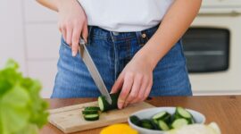 Buah mentimun mengandung sekitar 95% air, sehingga manfaat buah mentimun dapat membantu menghidrasi tubuh. (Pexels/Anna Shvets)