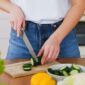 Buah mentimun mengandung sekitar 95% air, sehingga manfaat buah mentimun dapat membantu menghidrasi tubuh. (Pexels/Anna Shvets)