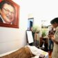 Menteri Pertahanan Prabowo Subianto melayat ke rumah duka eks Menteri Keuangan Rizal Ramli. (Dok. Tim Media Prabowo Subianto)

