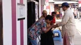 Menteri Pertahanan RI dan presiden terpilih 2024-2029 Prabowo Subianto melihat secara langsung kondisi  rumah apung yang berada di Muara Angke. (Dok. Tim Media Prabowo)
