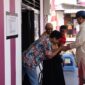 Menteri Pertahanan RI dan presiden terpilih 2024-2029 Prabowo Subianto melihat secara langsung kondisi  rumah apung yang berada di Muara Angke. (Dok. Tim Media Prabowo)