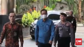 Bupati Muara Enim, H Edison tiba di Gedung Merah Putih Komisi Pemberantasan Korupsi (KPK) setelah terjaring Operasi Tangkap Tangan (OTT) 7-8 Juni kemarin. (CNN Indonesia/ Ryan Hadi Suhendra)