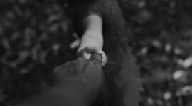 Momen kebersamaan antara orang tua lanjut usia dan anak dewasa menyimpan kompleksitas yang jarang dibicarakan secara terbuka — antara kasih sayang, kelelahan, dan keinginan untuk tetap saling menghormati hingga akhir.