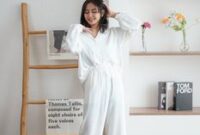 Palet warna bumi dan potongan bersih menjadi ciri khas mode Indonesia pertengahan 2026, membuktikan bahwa keeleganan tidak selalu butuh ornamen yang ramai. Kain-kain lokal seperti linen dan tenun tangan kini tampil sebagai pilihan premium di lemari pakaian urban.