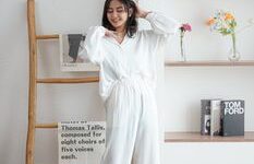Palet warna bumi dan potongan bersih menjadi ciri khas mode Indonesia pertengahan 2026, membuktikan bahwa keeleganan tidak selalu butuh ornamen yang ramai. Kain-kain lokal seperti linen dan tenun tangan kini tampil sebagai pilihan premium di lemari pakaian urban.