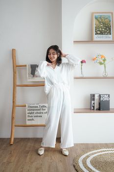 Palet warna bumi dan potongan bersih menjadi ciri khas mode Indonesia pertengahan 2026, membuktikan bahwa keeleganan tidak selalu butuh ornamen yang ramai. Kain-kain lokal seperti linen dan tenun tangan kini tampil sebagai pilihan premium di lemari pakaian urban.