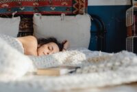 Tidur yang cukup bukan sekadar istirahat pasif — ini adalah fase aktif pemulihan tubuh yang menentukan seberapa efektif program kebugaran seseorang bekerja. Tanpa tidur yang memadai, latihan sekeras apa pun sulit memberikan hasil yang optimal.