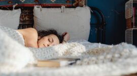 Tidur yang cukup bukan sekadar istirahat pasif — ini adalah fase aktif pemulihan tubuh yang menentukan seberapa efektif program kebugaran seseorang bekerja. Tanpa tidur yang memadai, latihan sekeras apa pun sulit memberikan hasil yang optimal.