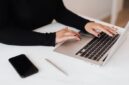 Seorang pengusaha muda tampak sedang fokus mendaftarkan izin usahanya melalui laptop, sebuah gambaran konkret betapa mudahnya proses NIB kini dapat diakses secara daring dari mana saja. Langkah ini sangat penting untuk memberikan legitimasi hukum bagi bisnis Anda dan membuka berbagai peluang baru ke depannya.