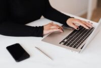 Seorang pengusaha muda tampak sedang fokus mendaftarkan izin usahanya melalui laptop, sebuah gambaran konkret betapa mudahnya proses NIB kini dapat diakses secara daring dari mana saja. Langkah ini sangat penting untuk memberikan legitimasi hukum bagi bisnis Anda dan membuka berbagai peluang baru ke depannya.