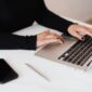 Seorang pengusaha muda tampak sedang fokus mendaftarkan izin usahanya melalui laptop, sebuah gambaran konkret betapa mudahnya proses NIB kini dapat diakses secara daring dari mana saja. Langkah ini sangat penting untuk memberikan legitimasi hukum bagi bisnis Anda dan membuka berbagai peluang baru ke depannya.