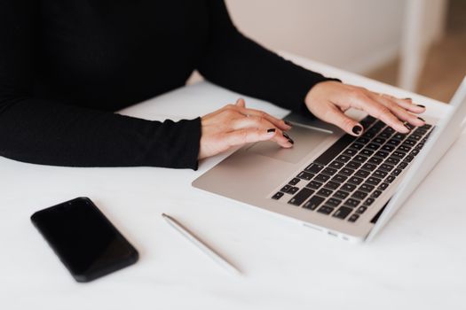 Seorang pengusaha muda tampak sedang fokus mendaftarkan izin usahanya melalui laptop, sebuah gambaran konkret betapa mudahnya proses NIB kini dapat diakses secara daring dari mana saja. Langkah ini sangat penting untuk memberikan legitimasi hukum bagi bisnis Anda dan membuka berbagai peluang baru ke depannya.