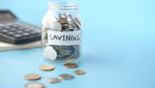 Seorang pemilik usaha kecil sedang memeriksa catatan keuangan, menunjukkan pentingnya pencatatan transaksi yang rapi untuk memantau kesehatan finansial bisnis. Manajemen keuangan yang baik adalah kunci utama bagi keberlanjutan dan pertumbuhan UMKM.