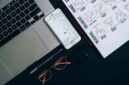 Ilustrasi seorang pengusaha muda Indonesia sedang menganalisis data digital di tabletnya, dikelilingi oleh visualisasi grafik pertumbuhan bisnis yang dinamis. Gambar ini merefleksikan pentingnya data dalam pengambilan keputusan strategis di era digital.