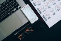 Ilustrasi seorang pengusaha muda Indonesia sedang menganalisis data digital di tabletnya, dikelilingi oleh visualisasi grafik pertumbuhan bisnis yang dinamis. Gambar ini merefleksikan pentingnya data dalam pengambilan keputusan strategis di era digital.