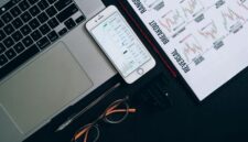 Ilustrasi seorang pengusaha muda Indonesia sedang menganalisis data digital di tabletnya, dikelilingi oleh visualisasi grafik pertumbuhan bisnis yang dinamis. Gambar ini merefleksikan pentingnya data dalam pengambilan keputusan strategis di era digital.