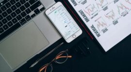 Ilustrasi seorang pengusaha muda Indonesia sedang menganalisis data digital di tabletnya, dikelilingi oleh visualisasi grafik pertumbuhan bisnis yang dinamis. Gambar ini merefleksikan pentingnya data dalam pengambilan keputusan strategis di era digital.