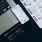 Ilustrasi seorang pengusaha muda Indonesia sedang menganalisis data digital di tabletnya, dikelilingi oleh visualisasi grafik pertumbuhan bisnis yang dinamis. Gambar ini merefleksikan pentingnya data dalam pengambilan keputusan strategis di era digital.