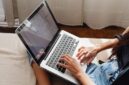 Seseorang sedang fokus menggunakan laptopnya, menampilkan berbagai ikon media sosial yang melambangkan penggunaan platform digital untuk tujuan produktif dan pengembangan diri. Gambar ini merepresentasikan potensi media sosial sebagai alat yang mendukung pertumbuhan pribadi dan profesional.
