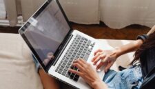 Seseorang sedang fokus menggunakan laptopnya, menampilkan berbagai ikon media sosial yang melambangkan penggunaan platform digital untuk tujuan produktif dan pengembangan diri. Gambar ini merepresentasikan potensi media sosial sebagai alat yang mendukung pertumbuhan pribadi dan profesional.