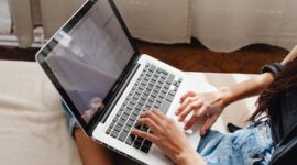 Seseorang sedang fokus menggunakan laptopnya, menampilkan berbagai ikon media sosial yang melambangkan penggunaan platform digital untuk tujuan produktif dan pengembangan diri. Gambar ini merepresentasikan potensi media sosial sebagai alat yang mendukung pertumbuhan pribadi dan profesional.