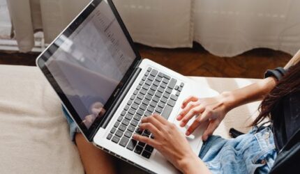 Jejak Digital Produktif: Memanfaatkan Media Sosial untuk Pertumbuhan Diri