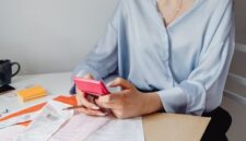 Seorang pemilik usaha kecil sedang serius menghitung keuangan bisnisnya, menunjukkan dedikasi dalam mengelola setiap detail transaksi. Momen ini merefleksikan pentingnya pencatatan akurat bagi kesehatan finansial UMKM.
