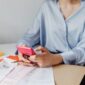 Seorang pemilik usaha kecil sedang serius menghitung keuangan bisnisnya, menunjukkan dedikasi dalam mengelola setiap detail transaksi. Momen ini merefleksikan pentingnya pencatatan akurat bagi kesehatan finansial UMKM.