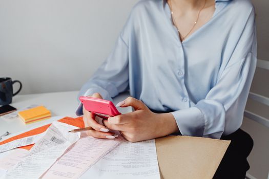 Seorang pemilik usaha kecil sedang serius menghitung keuangan bisnisnya, menunjukkan dedikasi dalam mengelola setiap detail transaksi. Momen ini merefleksikan pentingnya pencatatan akurat bagi kesehatan finansial UMKM.