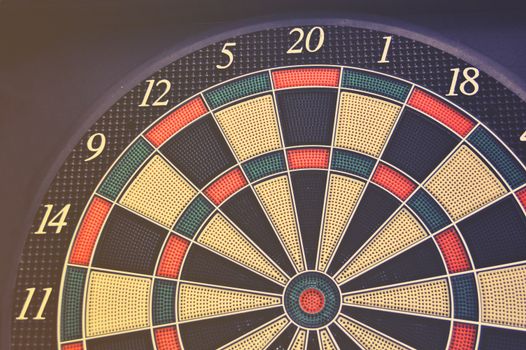 Ilustrasi papan panahan yang menyoroti pusat target, melambangkan akurasi dalam menentukan target pasar yang tepat sasaran untuk keberhasilan bisnis. Gambar ini merefleksikan pentingnya fokus pada konsumen ideal agar setiap upaya pemasaran memberikan hasil maksimal.