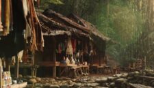 Berbagai produk lokal Indonesia, mulai dari fesyen hingga kerajinan tangan, tertata apik di sebuah butik modern, menunjukkan kualitas dan desain menarik yang kini semakin digemari. Pemandangan ini mencerminkan kebangkitan produk buatan anak bangsa yang siap bersaing di pasar global.