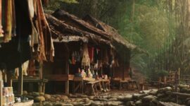 Berbagai produk lokal Indonesia, mulai dari fesyen hingga kerajinan tangan, tertata apik di sebuah butik modern, menunjukkan kualitas dan desain menarik yang kini semakin digemari. Pemandangan ini mencerminkan kebangkitan produk buatan anak bangsa yang siap bersaing di pasar global.