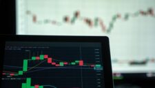 Gambar ini menampilkan ilustrasi seorang pebisnis wanita muda yang sedang menganalisis data dan grafik digital di layar laptop, dikelilingi ikon-ikon media sosial serta metrik pertumbuhan, merefleksikan pentingnya strategi digital yang terukur untuk kesuksesan bisnis online. Visual ini menekankan bahwa setiap keputusan pemasaran didasari oleh analisis data yang cermat.