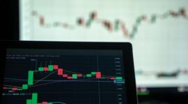 Gambar ini menampilkan ilustrasi seorang pebisnis wanita muda yang sedang menganalisis data dan grafik digital di layar laptop, dikelilingi ikon-ikon media sosial serta metrik pertumbuhan, merefleksikan pentingnya strategi digital yang terukur untuk kesuksesan bisnis online. Visual ini menekankan bahwa setiap keputusan pemasaran didasari oleh analisis data yang cermat.