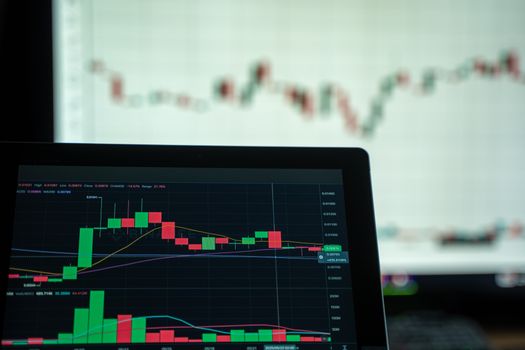 Gambar ini menampilkan ilustrasi seorang pebisnis wanita muda yang sedang menganalisis data dan grafik digital di layar laptop, dikelilingi ikon-ikon media sosial serta metrik pertumbuhan, merefleksikan pentingnya strategi digital yang terukur untuk kesuksesan bisnis online. Visual ini menekankan bahwa setiap keputusan pemasaran didasari oleh analisis data yang cermat.