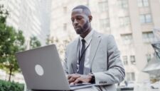 Seorang pelaku UMKM sedang fokus menggunakan laptop untuk mendaftar NIB secara online melalui sistem OSS, menunjukkan kemudahan akses digital dalam melegalkan usaha. Proses ini penting untuk mendapatkan identitas resmi bisnis dan membuka berbagai peluang pengembangan di masa depan.