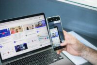 Ilustrasi visual ini menampilkan beragam individu yang berinteraksi secara positif melalui perangkat digital, merepresentasikan bagaimana media sosial dapat menjadi jembatan untuk membangun komunitas dan berbagi inspirasi di seluruh dunia. Gambar ini menekankan aspek konektivitas dan pertukaran ide yang produktif di era digital.