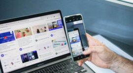 Ilustrasi visual ini menampilkan beragam individu yang berinteraksi secara positif melalui perangkat digital, merepresentasikan bagaimana media sosial dapat menjadi jembatan untuk membangun komunitas dan berbagi inspirasi di seluruh dunia. Gambar ini menekankan aspek konektivitas dan pertukaran ide yang produktif di era digital.