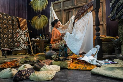 Beberapa contoh produk lokal Indonesia yang menampilkan inovasi dalam desain dan kualitas, mencerminkan kekayaan budaya serta kreativitas para pelaku usaha. Produk-produk ini kini semakin diminati, dari fesyen hingga kerajinan tangan, menunjukkan potensi besar industri kreatif tanah air.