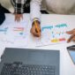 Seorang pebisnis wanita modern sedang menganalisis data grafik pada layar tablet, menunjukkan pentingnya pemanfaatan teknologi untuk pertumbuhan bisnis di era digital. Gambar ini merefleksikan proses pengambilan keputusan berbasis data yang krusial dalam mengembangkan strategi bisnis digital.