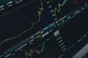 Sebuah tampilan visual yang menunjukkan grafik pertumbuhan digital dengan berbagai ikon strategi bisnis digital, menggambarkan kompleksitas dan potensi pasar daring. Gambar ini merefleksikan bagaimana data dan inovasi menjadi pendorong utama kesuksesan di era ekonomi digital yang terus berkembang.