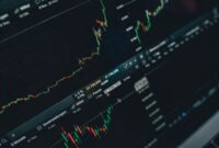 Sebuah tampilan visual yang menunjukkan grafik pertumbuhan digital dengan berbagai ikon strategi bisnis digital, menggambarkan kompleksitas dan potensi pasar daring. Gambar ini merefleksikan bagaimana data dan inovasi menjadi pendorong utama kesuksesan di era ekonomi digital yang terus berkembang.