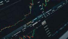 Sebuah tampilan visual yang menunjukkan grafik pertumbuhan digital dengan berbagai ikon strategi bisnis digital, menggambarkan kompleksitas dan potensi pasar daring. Gambar ini merefleksikan bagaimana data dan inovasi menjadi pendorong utama kesuksesan di era ekonomi digital yang terus berkembang.