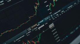 Sebuah tampilan visual yang menunjukkan grafik pertumbuhan digital dengan berbagai ikon strategi bisnis digital, menggambarkan kompleksitas dan potensi pasar daring. Gambar ini merefleksikan bagaimana data dan inovasi menjadi pendorong utama kesuksesan di era ekonomi digital yang terus berkembang.