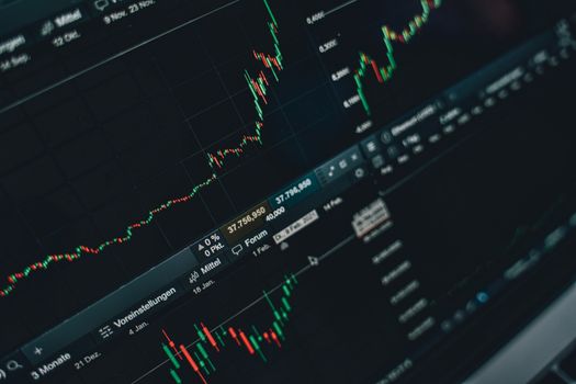 Sebuah tampilan visual yang menunjukkan grafik pertumbuhan digital dengan berbagai ikon strategi bisnis digital, menggambarkan kompleksitas dan potensi pasar daring. Gambar ini merefleksikan bagaimana data dan inovasi menjadi pendorong utama kesuksesan di era ekonomi digital yang terus berkembang.