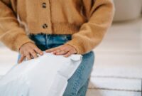Seorang pelaku usaha mikro, kecil, dan menengah (UMKM) sedang mempersiapkan paket pesanan yang siap dikirim kepada pelanggan. Pemasaran online yang efektif akan membantu produk-produk ini menjangkau lebih banyak pembeli di seluruh Indonesia.