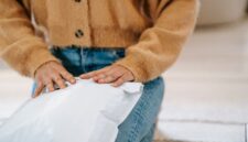 Seorang pelaku usaha mikro, kecil, dan menengah (UMKM) sedang mempersiapkan paket pesanan yang siap dikirim kepada pelanggan. Pemasaran online yang efektif akan membantu produk-produk ini menjangkau lebih banyak pembeli di seluruh Indonesia.