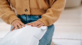 Seorang pelaku usaha mikro, kecil, dan menengah (UMKM) sedang mempersiapkan paket pesanan yang siap dikirim kepada pelanggan. Pemasaran online yang efektif akan membantu produk-produk ini menjangkau lebih banyak pembeli di seluruh Indonesia.