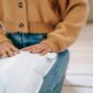 Seorang pelaku usaha mikro, kecil, dan menengah (UMKM) sedang mempersiapkan paket pesanan yang siap dikirim kepada pelanggan. Pemasaran online yang efektif akan membantu produk-produk ini menjangkau lebih banyak pembeli di seluruh Indonesia.