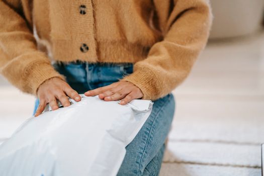 Seorang pelaku usaha mikro, kecil, dan menengah (UMKM) sedang mempersiapkan paket pesanan yang siap dikirim kepada pelanggan. Pemasaran online yang efektif akan membantu produk-produk ini menjangkau lebih banyak pembeli di seluruh Indonesia.
